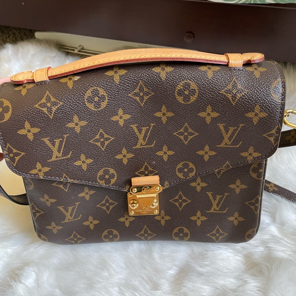 Louis Vuitton Pochette Métis Crossbody Bag